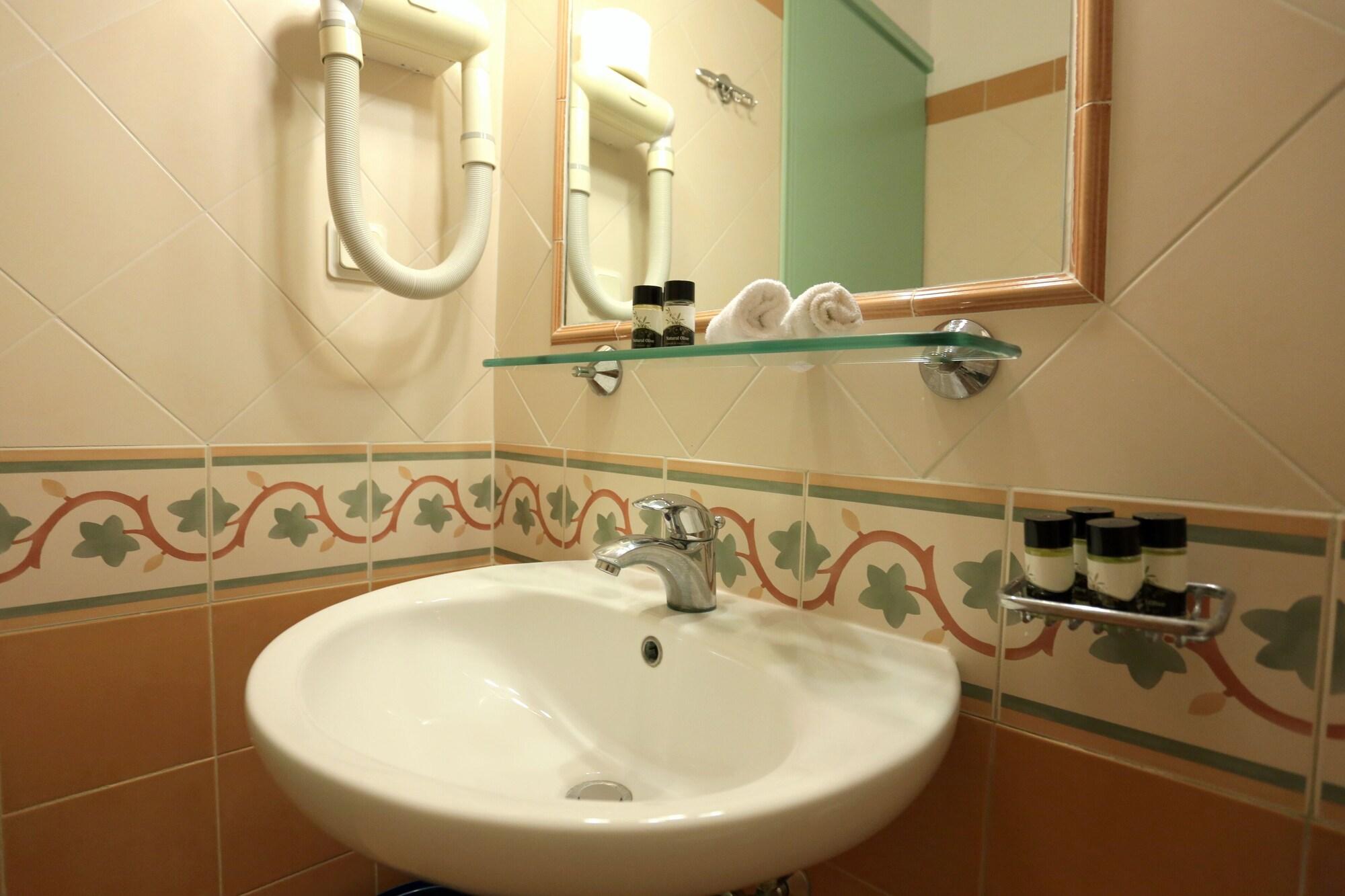 Brazzera 3* Finikas (Syros)